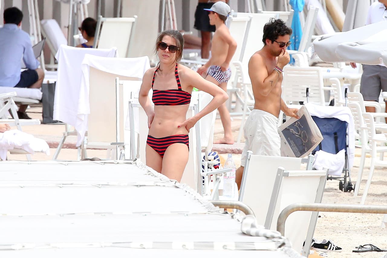 Intentó ahuyentarlos con sus miradas.