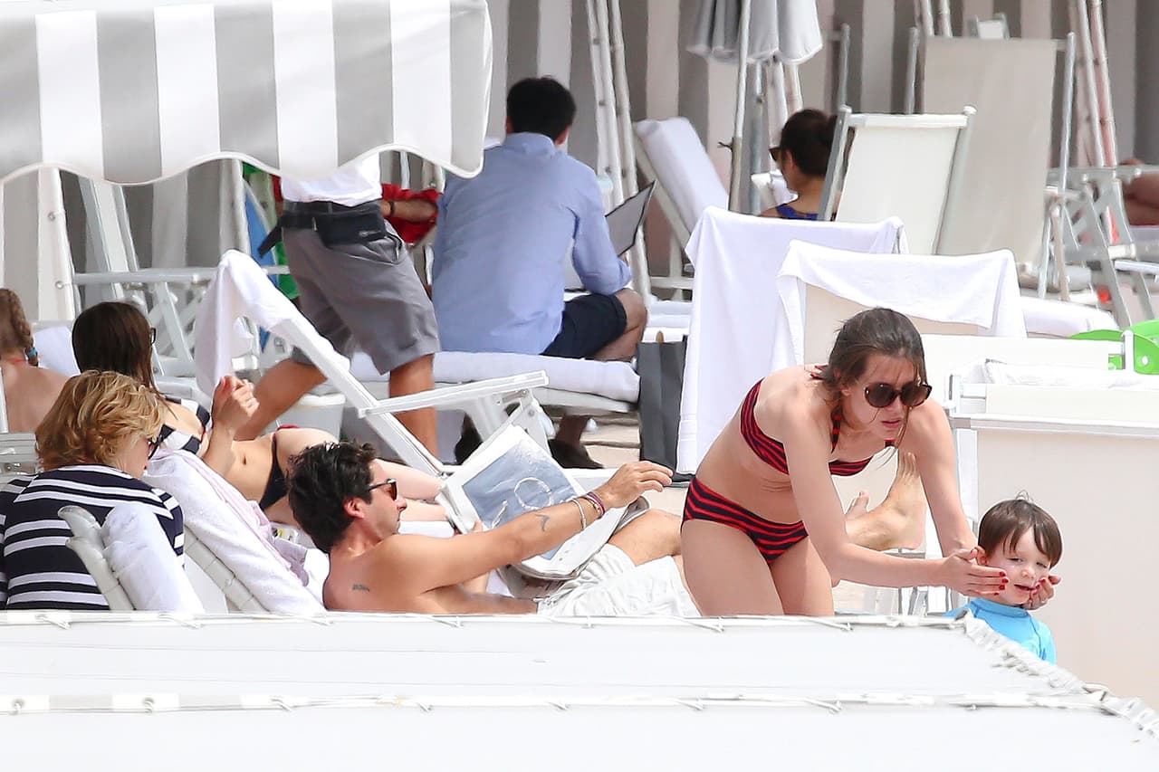 Como buena mami protegió a su hijo con bloqueador solar.