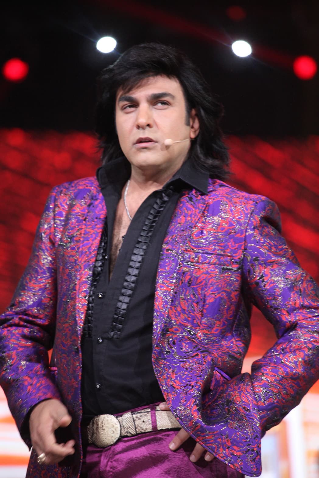 El traje de Albertano estaba compuesto por un pantalón liso fucsia y por un jacket del mismo tono, pero estampado.