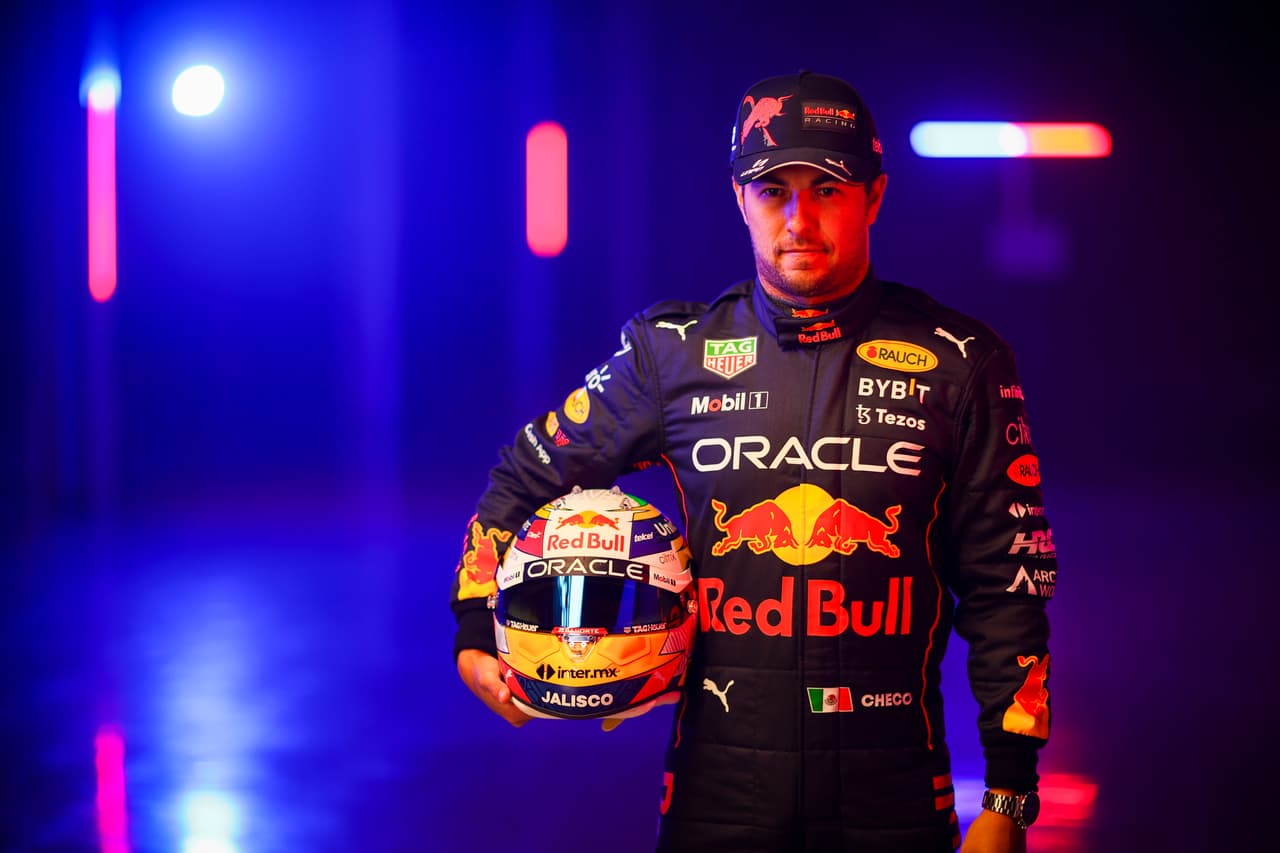 'Checo' Pérez presenta nuevo casco: "Que nos traiga muchas victorias"