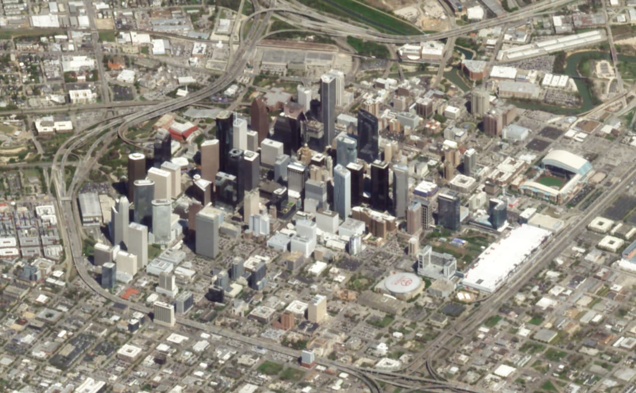 En el detalle de la fotografía en alta resolución se nota el estadio de béisbol Minute Maid Park, sede de los Astros de Houston, abierto y preparado para el primer juego de la temporada. La imagen fue tomada el 14 de marzo de 2018.