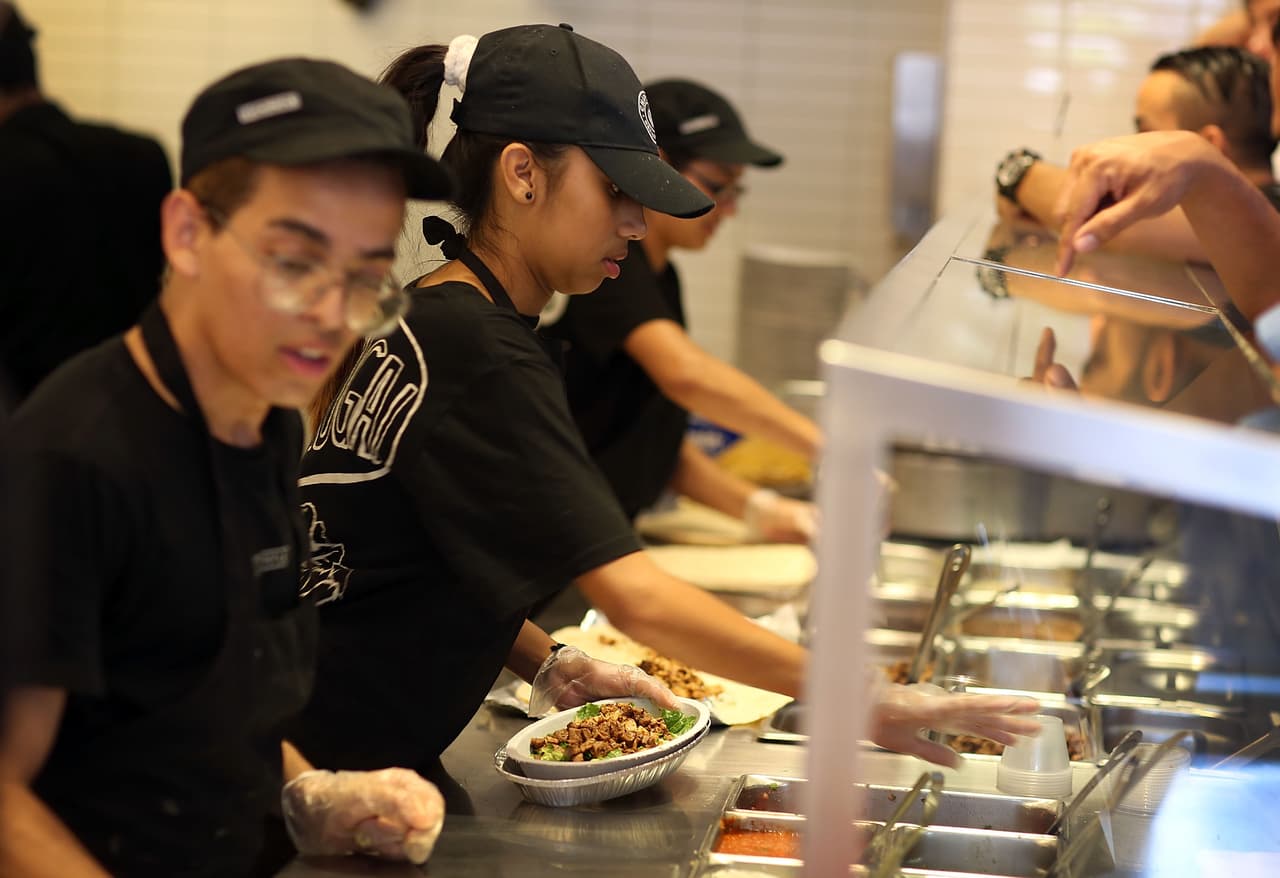 <h3 class="cms-H3-H3"><b>Chipotle</b></h3>
<br>
<br>El salario promedio de Chipotle subió a $15 por hora para sus empleados a finales de junio de 2021. Los salarios iniciales por hora ahora oscilan entre $11 y $18.