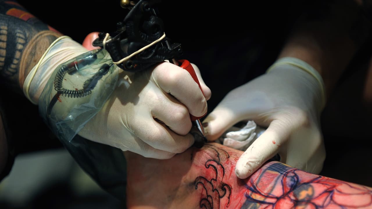 Estudios de tatuajes reabren sus puertas en el condado de Kern a partir de este viernes