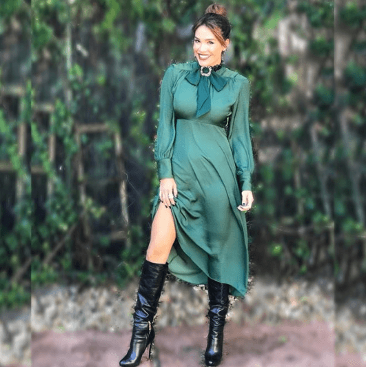 Un vestido con lazo en el cuello, en color verde pino Combínalo con Karla con botas altas.