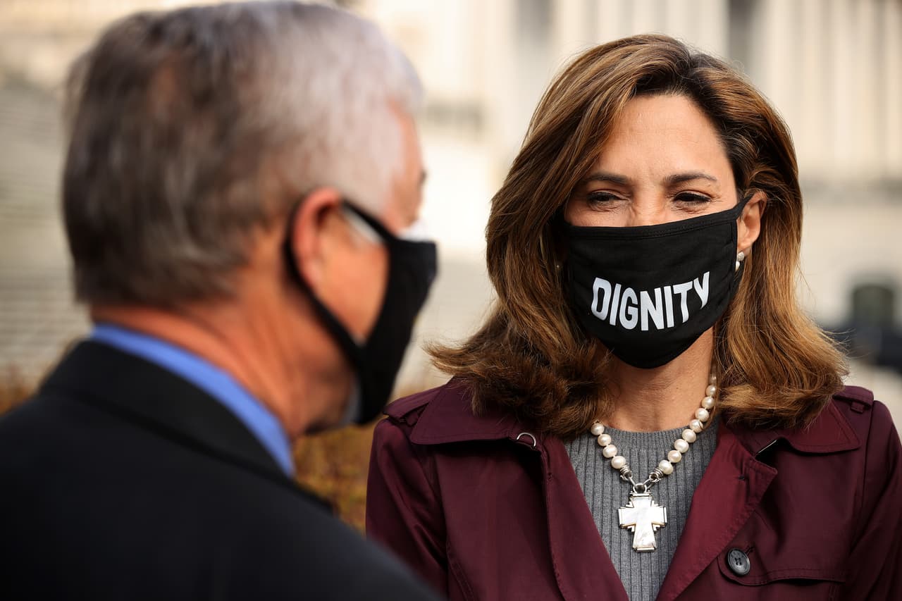 Congresista republicana reintroduce plan que ofrece visa temporal a indocumentados