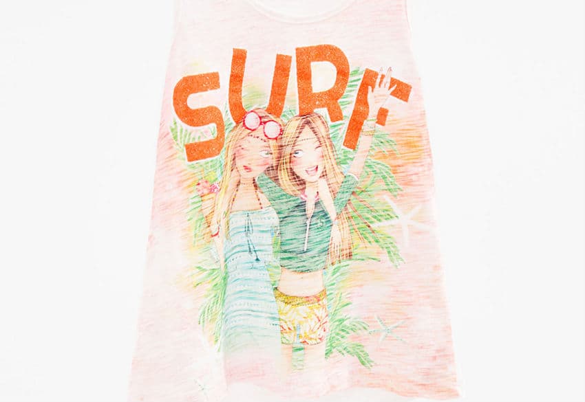 Playa y surf para toda la familia. (Camiseta de Zara para niñas)