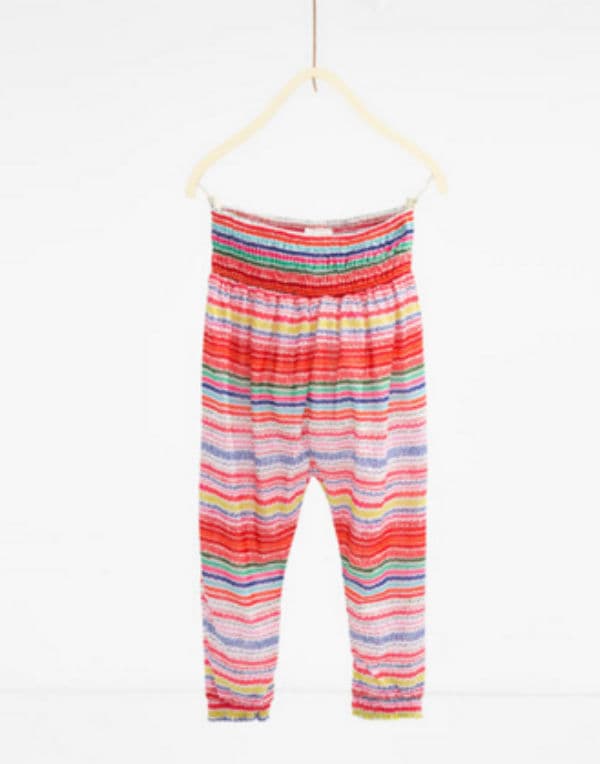 Para moverse con estilo y libertad, ya sea en el parque, en el recreo o en la clase de yoga (Pantalones Zara)