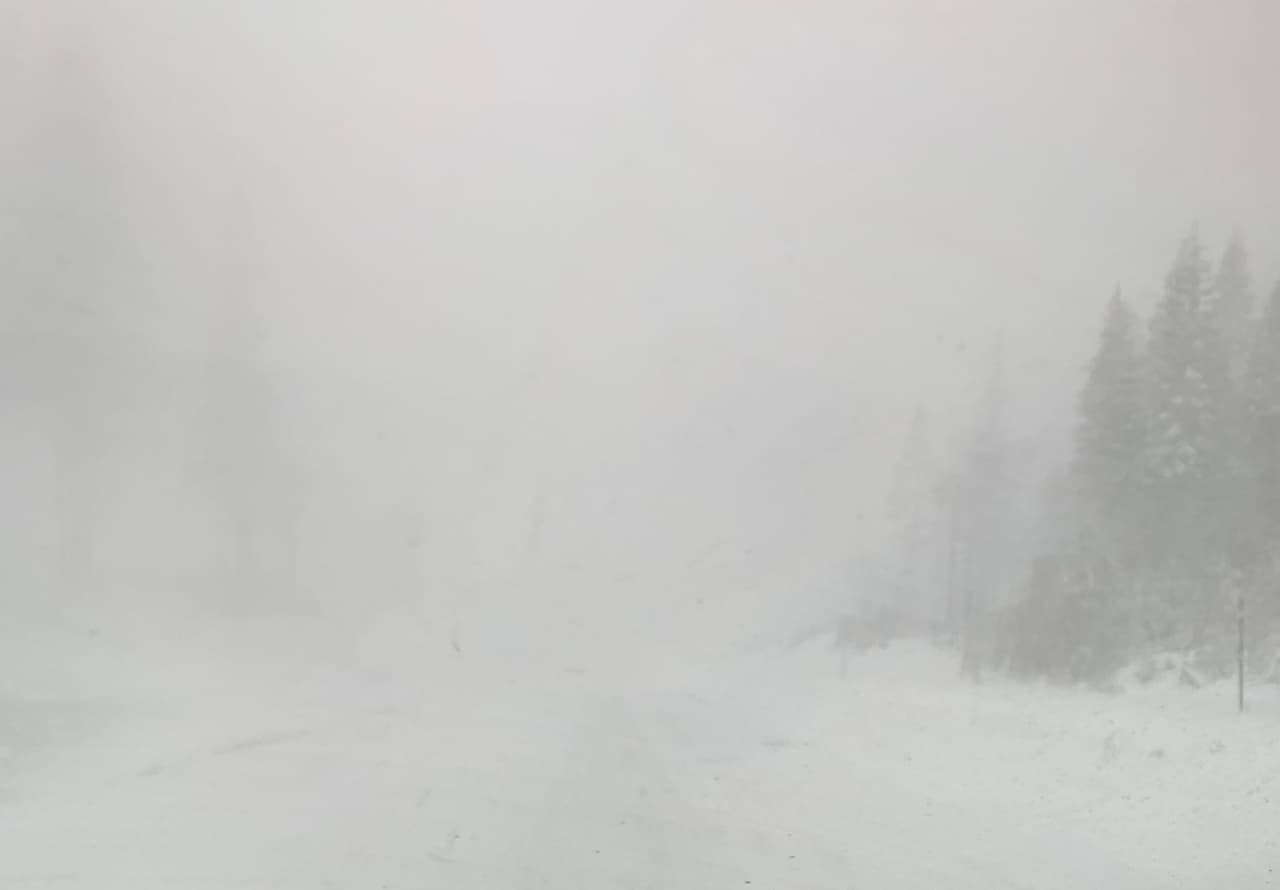 Según el NWS, en la zona de la Sierra Nevada se cerraron las carreteras de montaña y el sábado activaron alertas de inundaciones y advertencias de avalanchas.