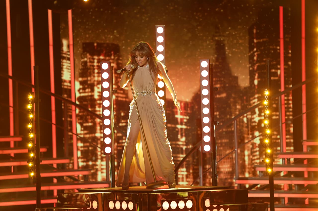 La estrella mexicana conquistó a las bellas y al público con una magistral interpretación de su nuevo sencillo ‘Vuélveme a querer’.