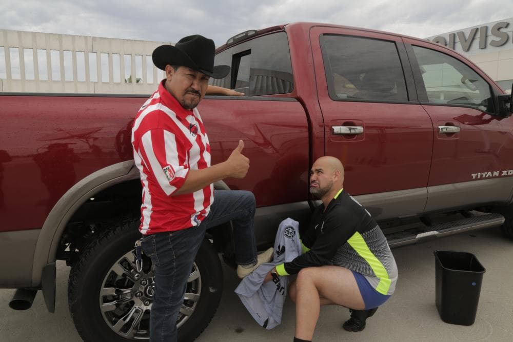 Mientras que en otro partido entre Chivas y América, el 
<b>Pelón</b> quedó en 'short cachetero' y tuvo que lavarle la troca a 
<b>El</b> 
<b>Feo </b>con su propia camiseta de las Águilas.