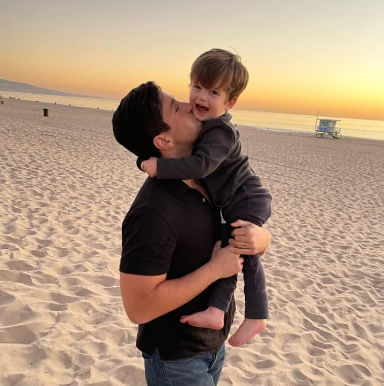 <b>Josh Peck</b>
<br>En agosto de 2018,
<b> </b>la pareja anunció que se convertiría en papá junto a su esposa Paige O'Brien. En enero de 2019, le dieron la bienvenida a su segundo hijo, Max Milo Peck.
