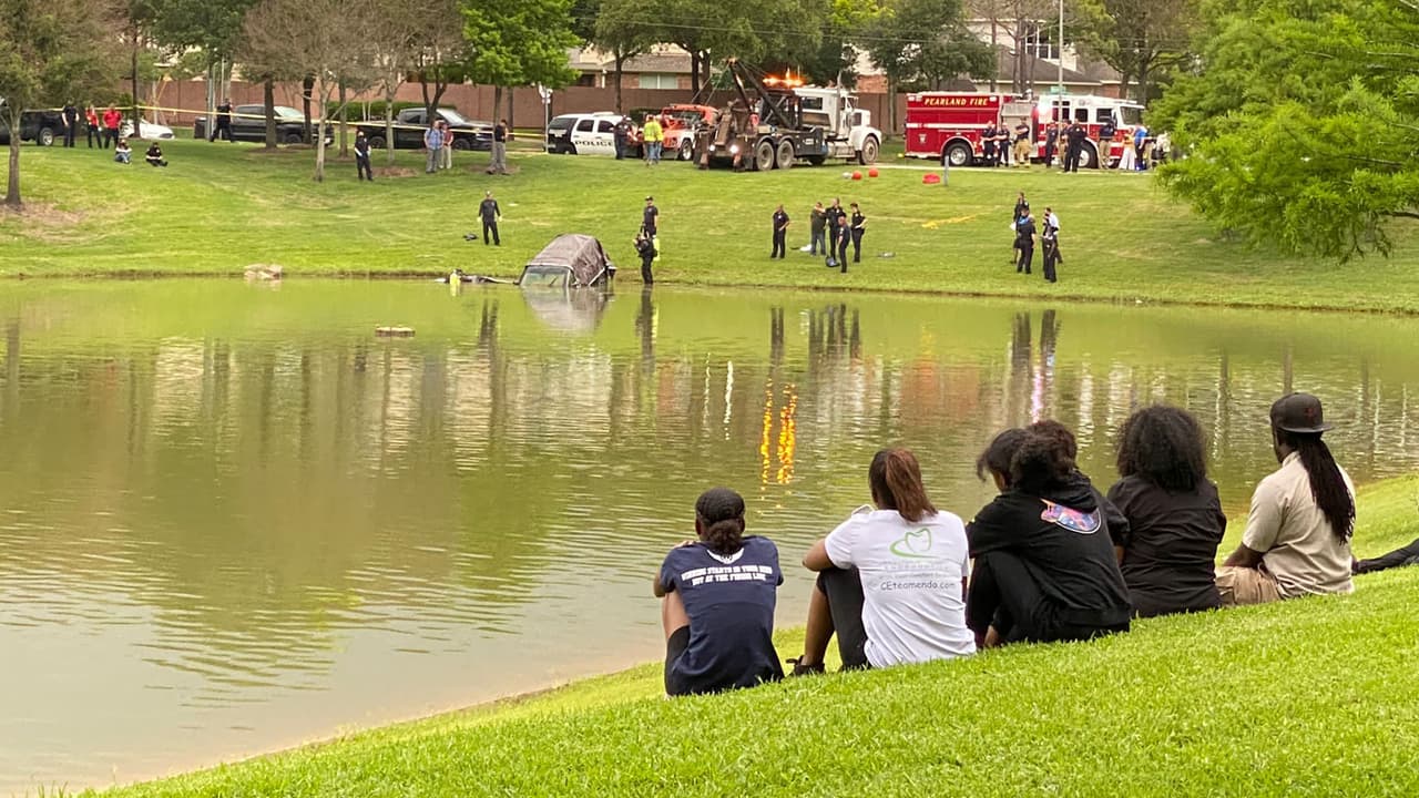 El vehículo tenía un cuerpo adentro, tuvo que examinado para identificarlo.