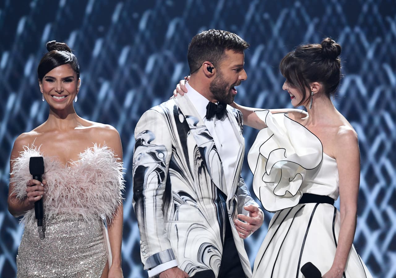 Roselyn Sánchez, que además de Ricky Martin contó con el apoyo de Paz Vega en la conducción, vistió de plata para el inicio de la ceremonia.