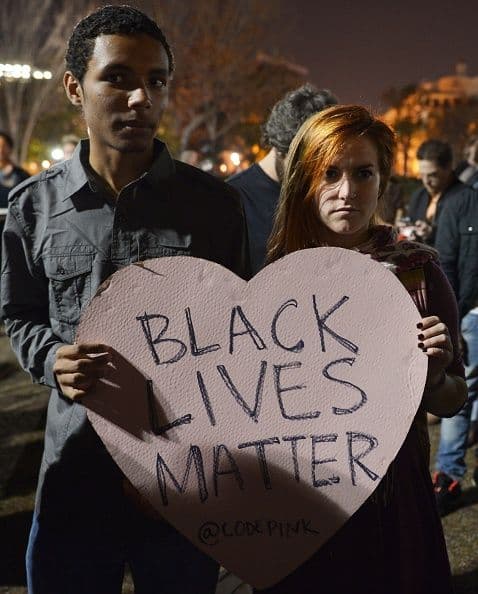 Algunos manifestantes se reunieron fuera de la Casa Blanca para protestar por la decisión.