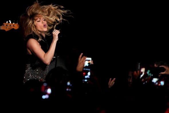 Fresca, hermosa y muy feliz de volver a compartir en vivo y directo con su público, la colombiana se dejó fotografiar por los asistentes en una suerte de cacería del mejor ángulo celular. Aquí te compartimos algunas estampas de la presentación durante 'Target Presents iHeartRadio Album Release Party with Shakira', anoche en Burbank.