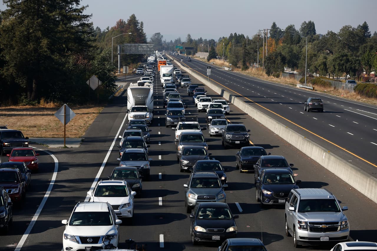 Oficiales de la Patrulla de Caminos de California indicaron que la carretera 101 fue cerrada en ambas direcciones entre Arata Lane y Dry Creek Road debido a la poca visibilidad provocada por el denso humo del incendio Kincade.