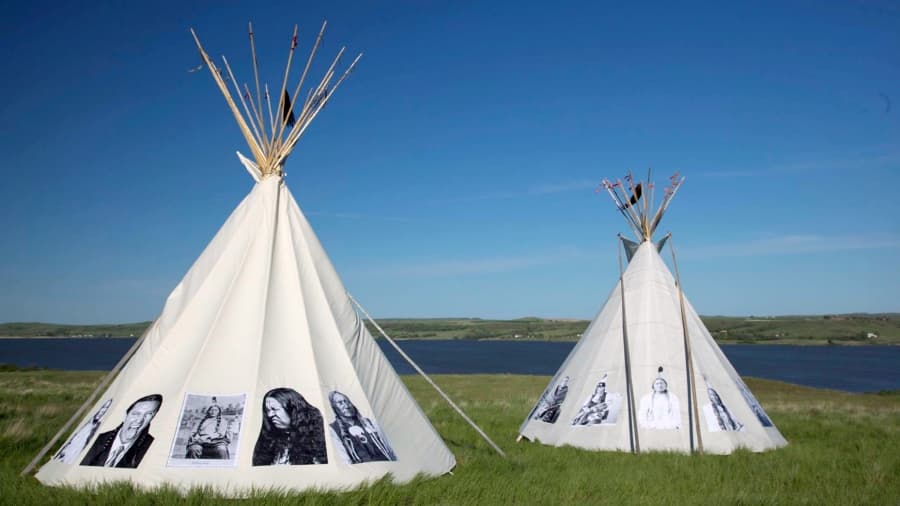 Las fotografias de indígenas estadounidenses fueron colocadas en estas tipis de Dakota del Norte en protesta por el proyecto de tubería petrolera.