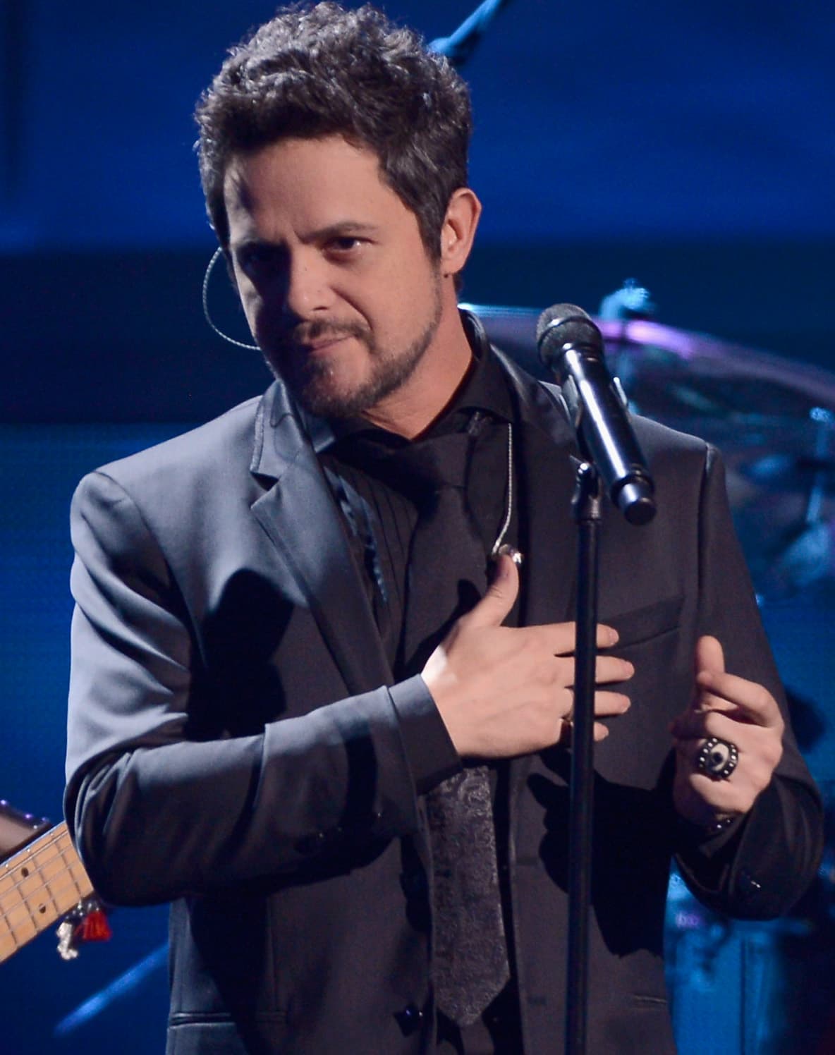 El multipremiado cantante estará en el escenario interpretando algunos temas del brasileño.