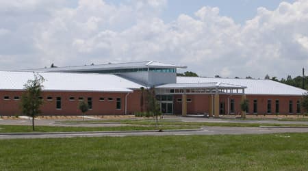 Inaugurada en octubre de 2006, 
<b>SouthShore Regional Library</b> ofrece una amplia variedad de materiales que incluyen libros, revistas, bases de datos en línea, música y DVD para niños, adolescentes y adultos, tanto en inglés como en español.
<br>
<br>Hay 24 computadoras públicas con acceso a Internet, así como servicio de Internet inalámbrico disponible en toda la 
<a href="https://www.facebook.com/SouthShoreRegionalLibrary/ " target="_blank">biblioteca</a>. Cada mes se ofrece una variedad de programas para todas las edades.
<br>
<br>Cuenta con una biblioteca infantil, decorada con un tema de la vida silvestre de Florida, ofrece a los visitantes más pequeños libros, revistas, medios y computadoras para divertirse y aprender.
<br>
<br>Se ubica en el 15816 de la avenida Beth Shields Way. Sus horarios son de lunes a miércoles de 10 de la mañana a 9 de la noche; jueves a sábado de 10 de la mañana a 6 de la tarde. Puedes comunicarte con su personal al 813-273-3652.
<br>