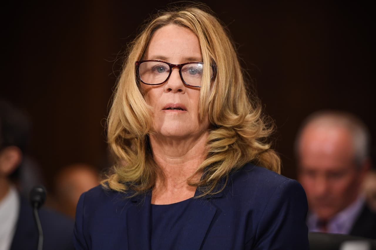 Ford alegó que durante el ataque, cuando ella intentó gritar, él puso su mano sobre su boca. Pudo escapar cuando Kavanaugh y su amigo se bajaron de la cama.