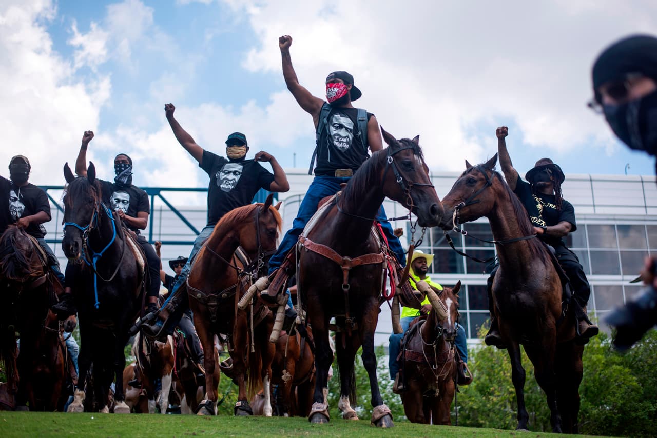 <b>Manifestantes a caballo en el centro de Houston</b>. Las protestas raciales llegaron a Texas el 2 de junio.