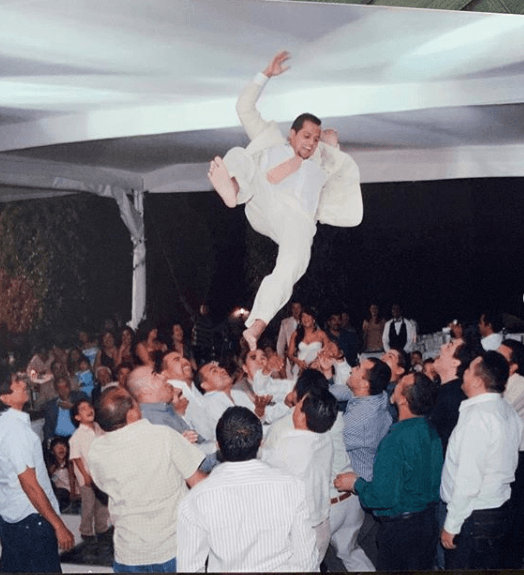 Fue una gran fiesta y no pudieron faltar momentos como este, donde
<b> Hugo Figueroa es lanzado al aire</b>, una tradición muy mexicana.