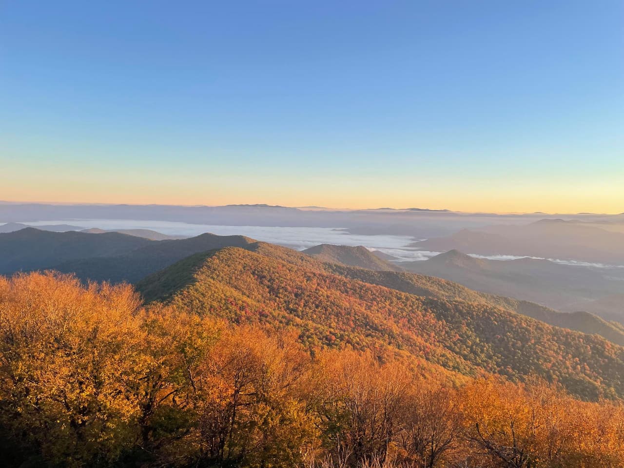 <b>Brasstown Bald (Hiawassee)</b>
<br>
<b>Sitio web</b>: 
<a href="https://www.fs.usda.gov/recarea/conf/recarea/?recid=10542">https://www.fs.usda.gov/recarea/conf/recarea/?recid=10542</a>
<br>
<b><a href="https://maps.app.goo.gl/81PrixXQYAjWUMmo7" target="_blank">Cómo llegar</a></b>
<br>
<br>Cuando el otoño hace su tan esperada aparición en el norte de Georgia, los observadores de hojas informados se dirigen a un lugar: cerca de Blairsville. Como el pico más alto del estado (4,784 pies sobre el nivel del mar), Brasstown Bald también se encuentra entre los primeros en mostrar los desenfrenados colores del otoño de la temporada.