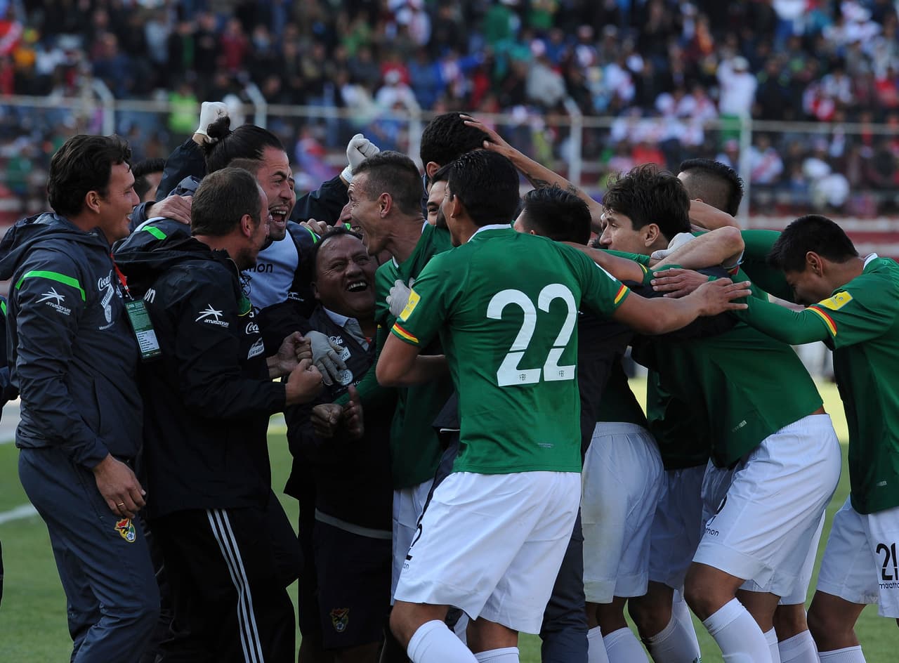 Bolivia triunfó sobre Perú y salió del fondo en las eliminatorias