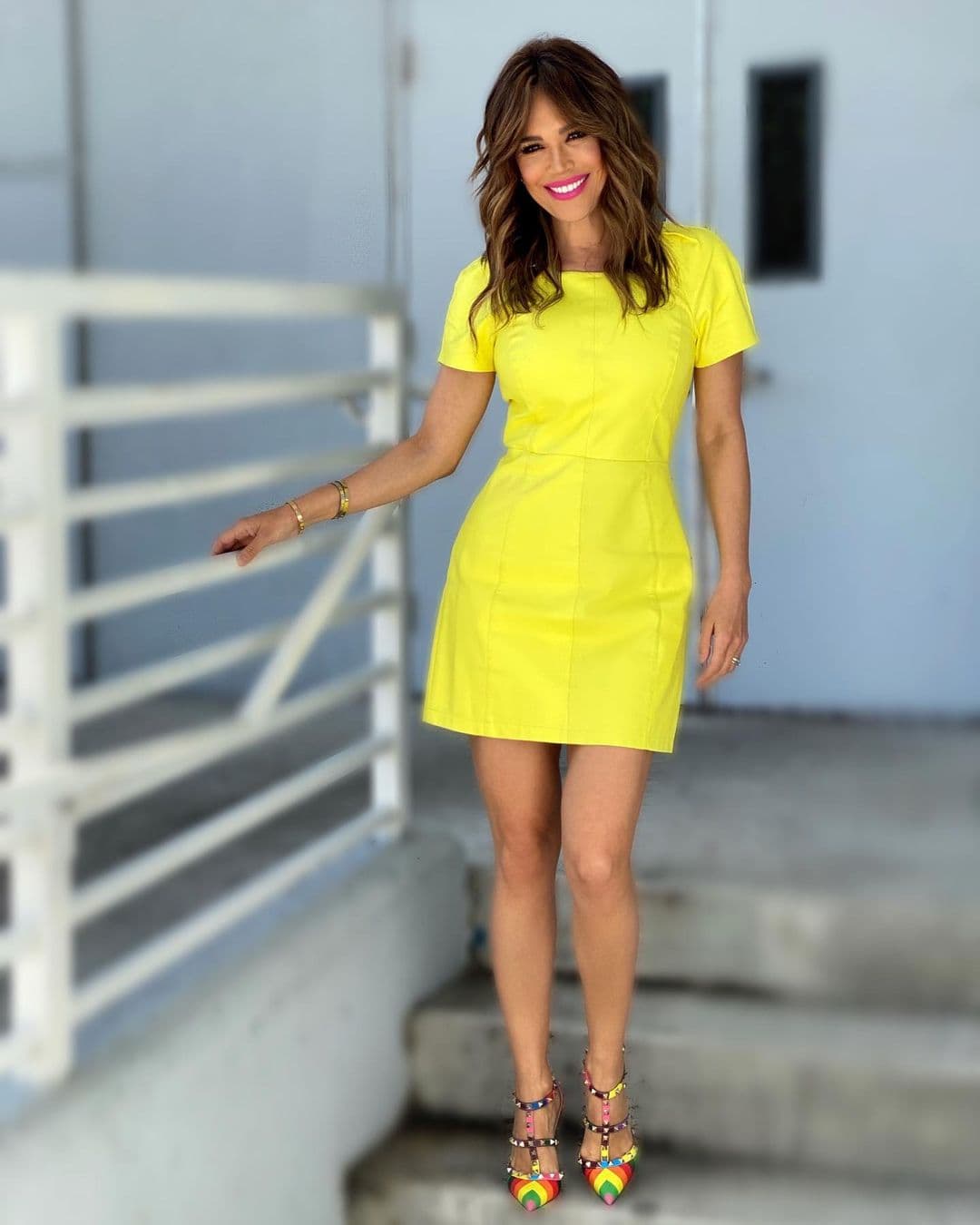 Sin duda, Karla Martínez, quien recientemente cumplió 45 años, es amante de la moda y la prueba está en las siguientes fotos en la que la vemos derrochando estilo en sus looks diarios.