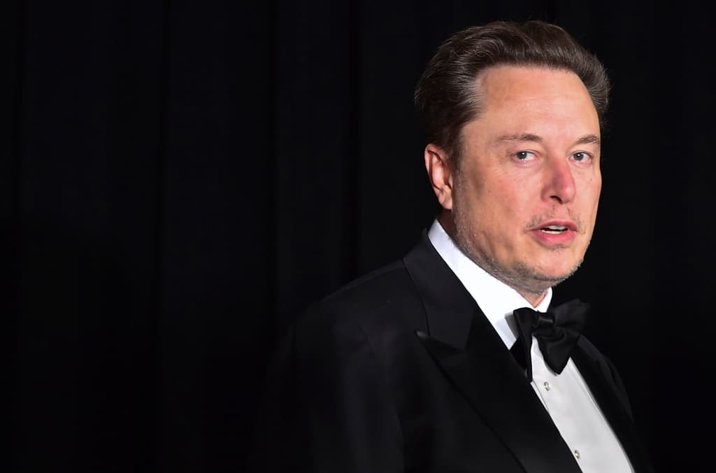Elon Musk, CEO de Tesla, también reaccionó a través de su cuenta de X publicando la fotografía del expresidente Donald Trump que fue tomada justo después del atentado. Además de la fotografía no publicó ninguna explicación más.