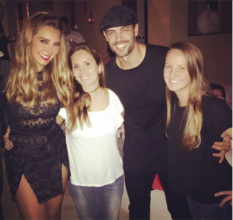 William y Elizabeth estuvieron coordinados en su vestuario, ambos de color negro. Ella de minifalda y blusa de encaje que resaltaba su espectacular figura.