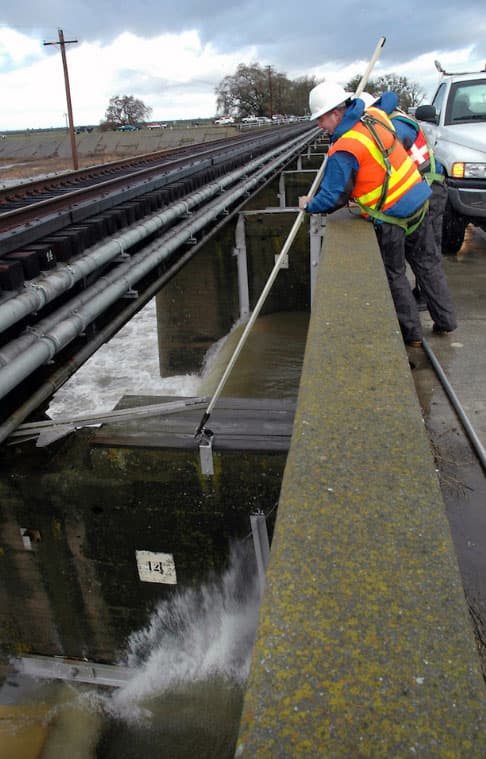 La represa abarca 2,000 pies de largo y está compuesta por 48 compuertas que abren manualmente.
