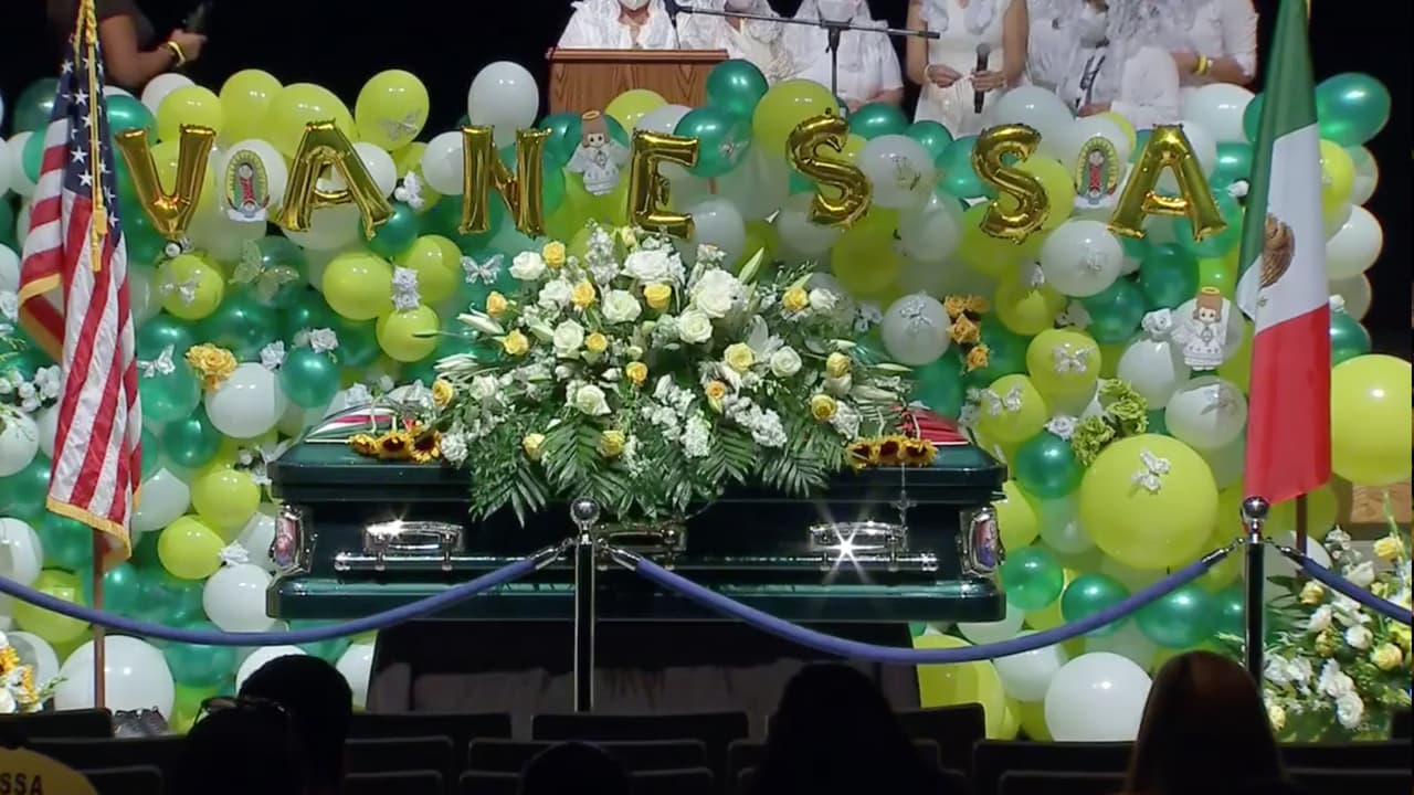 El auditorio fue decorado con flores y la bandera de EEUU, el país que la vio nacer y la bandera de México, el país de sus padres.