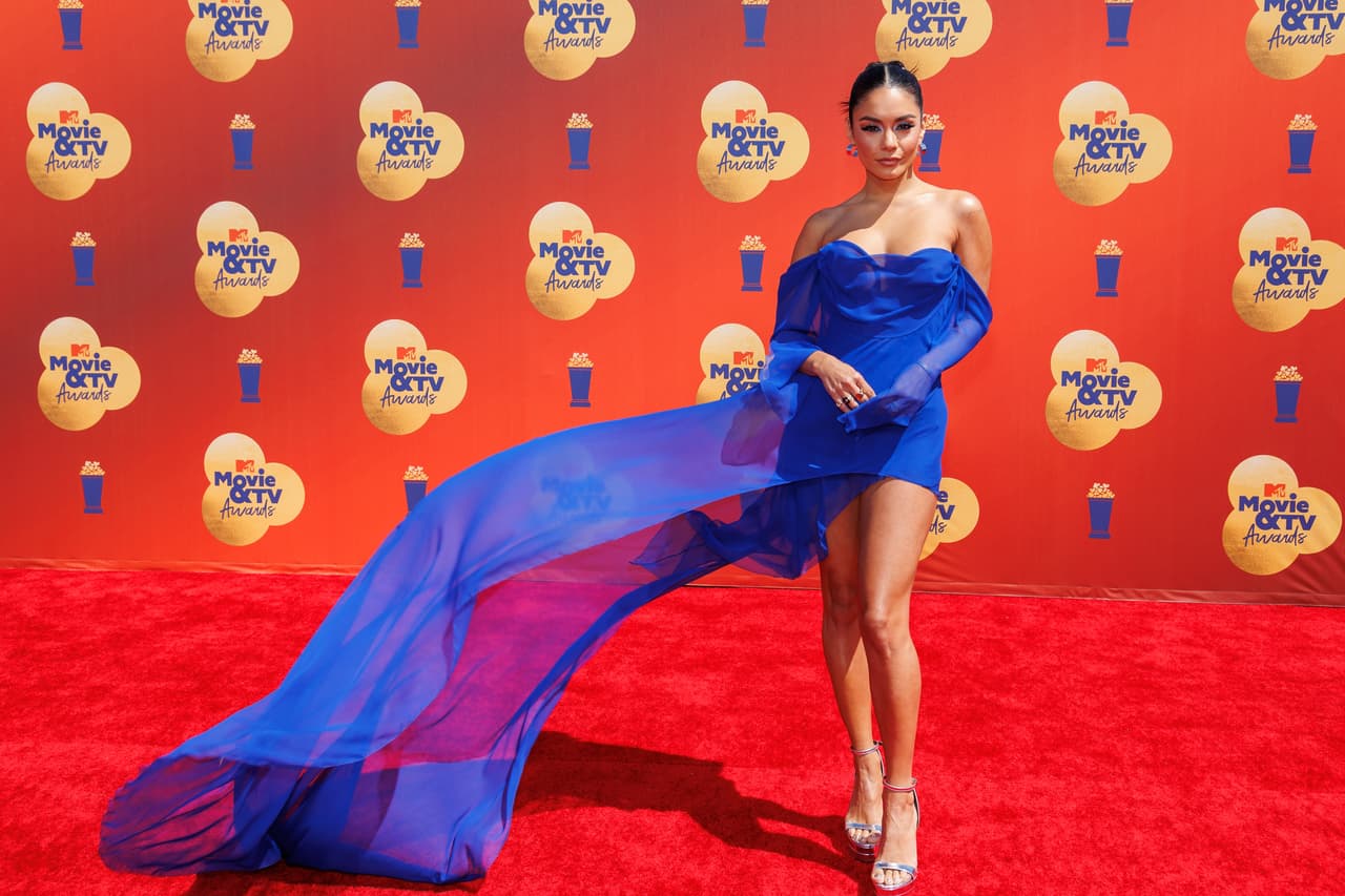 <b>Vanessa Hudgens</b> destacó en el evento por su papel como conductora. En la red carpet posó con un minivestido azul de hombros caídos y una vaporosa falda de Vera Wang. Cabe mencionar que en el transcurso del show lució varios vestuarios de exclusivas firmas como Versace y Valentino.