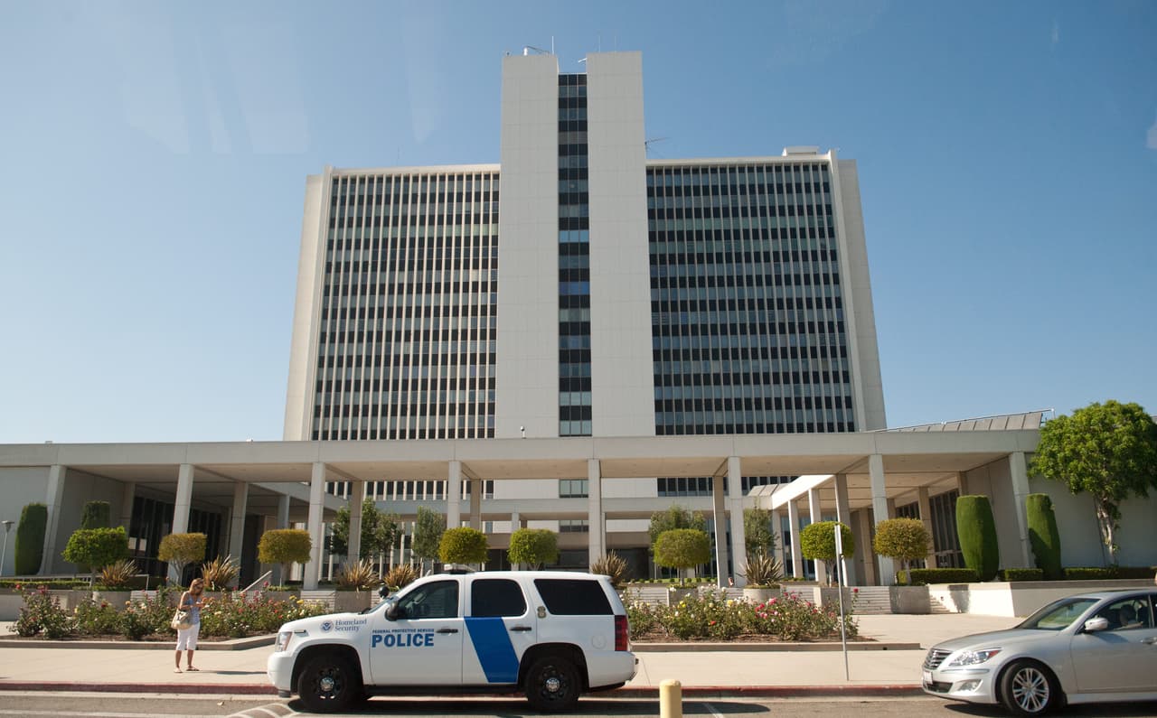 Después del caso de los mexicanos 
<a href="https://www.univision.com/nueva-york/wxtv/noticias/indocumentados/fueron-a-celebrar-el-dia-de-independencia-con-su-hija-en-una-base-militar-y-ahora-estan-en-un-centro-de-detencion-de-ice">Margarito Silva y Concepción Barrios que fueron detenidos en una base militar</a> en donde fueron a visitar a su yerno y a su hija el 4 de julio como solían hacerlo todos los años, el abogado de inmigración Jaime Barron advierte tajante: “Si están en condición irregular en EEUU no se acerquen a una propiedad federal o del estado en donde pueda ser cuestionada su legalidad”.
<br>