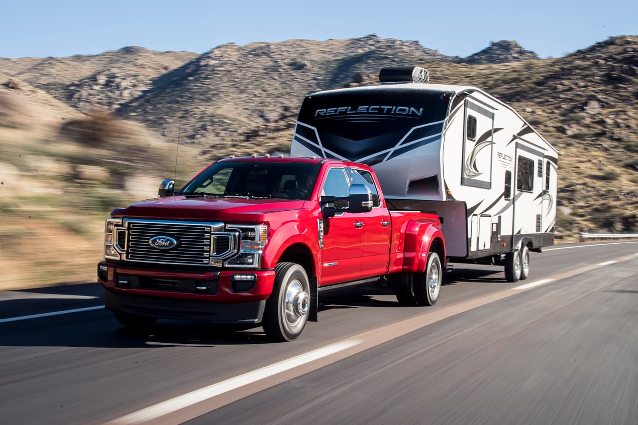 La Ford F-350 Limited tiene la opción de montar un
<b>motor diésel V8 de 6.7 litros turbo</b> con la capacidad de generar
<b>475 caballos de fuerza y 1,050 lb-pie de torque</b>.