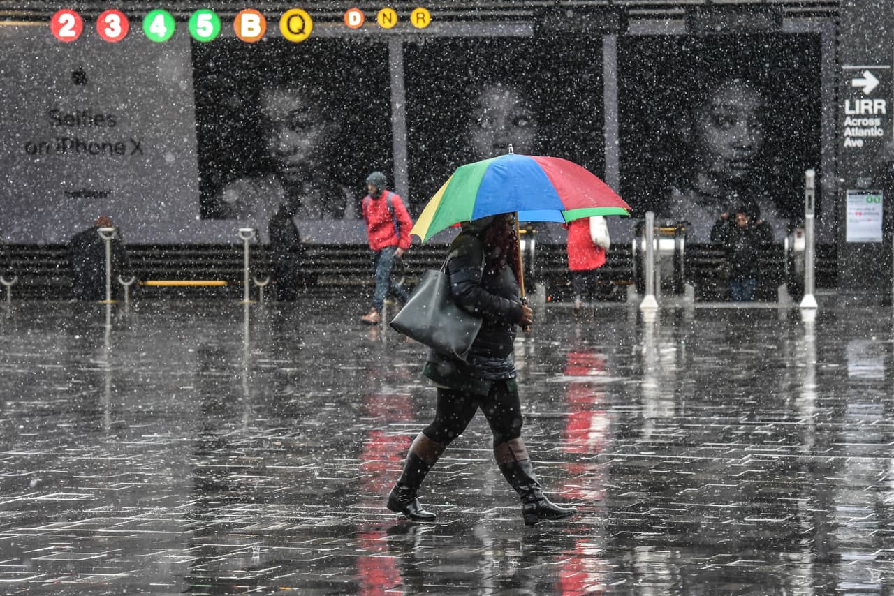 Asegúrate de que tus linternas y cualquier radio o televisor que funcione con pilas funcionen. Guarda baterías de repuesto.