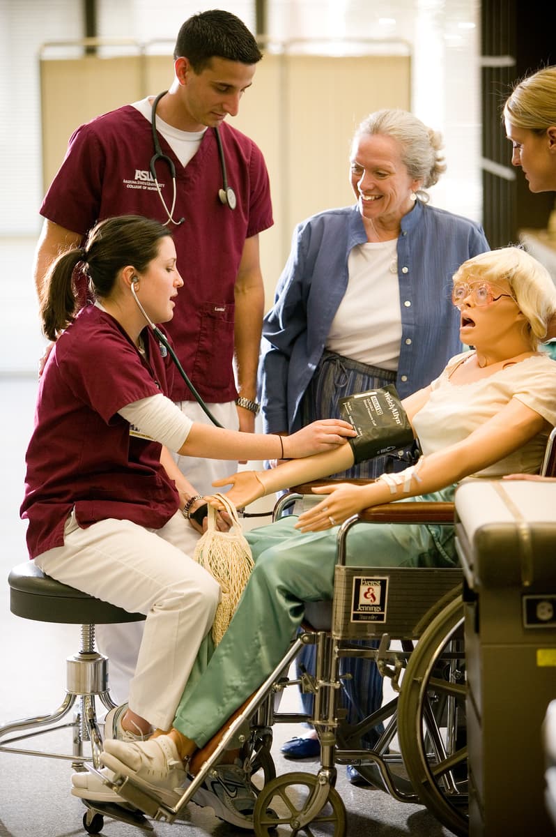 Programa de enfermería bilingüe cambia la vida de joven latino