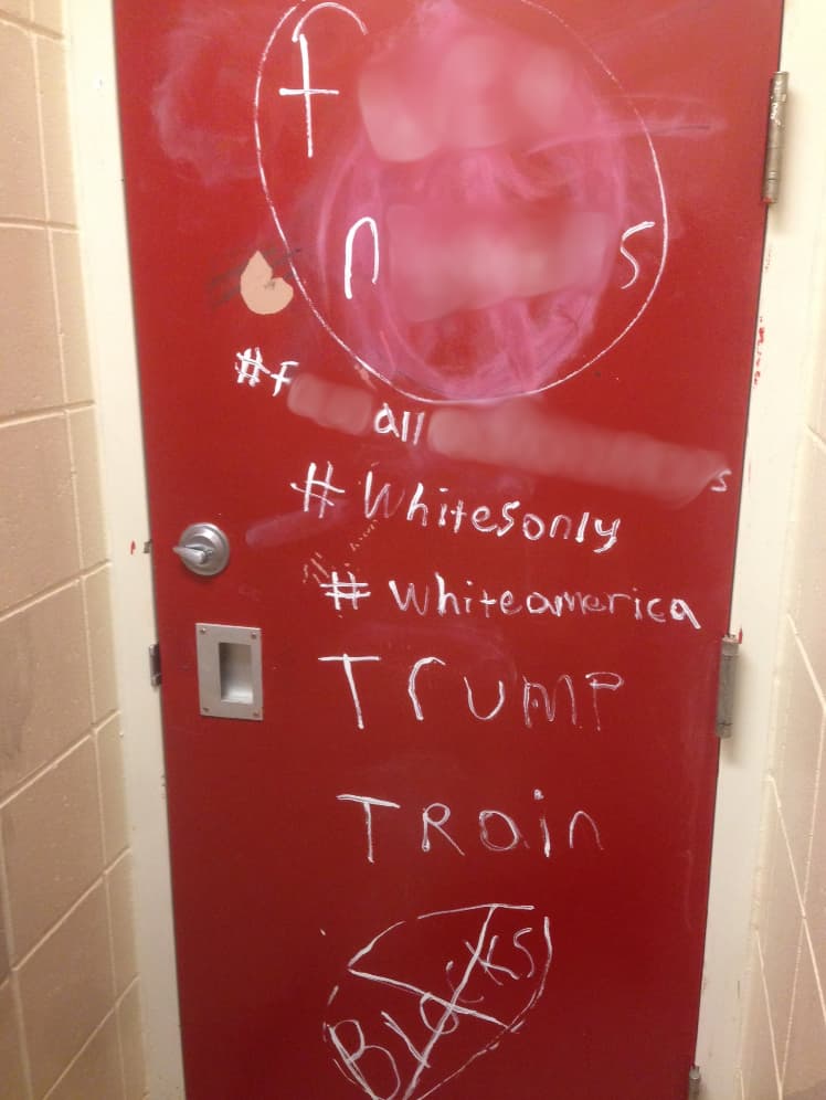 Letreros de "Trump", "sólo blancos", "América blanca" y 
<b>"N*ggers volved a África"</b> aparecieron en la puerta de los baños del colegio Maple Grove Senior High School de Minnesota el 9 de noviembre. Un representante de las escuelas del área de Osseo declaró que el tuit con el mensaje racista garabateado es real y que la comunidad estaba "horrorizada" por ello. "Va en contra de todo lo que representamos". 
<a href="http://minnesota.cbslocal.com/2016/11/09/racist-pro-trump-graffiti-maple-grove/">Reportado por CBS Minnesota</a>.