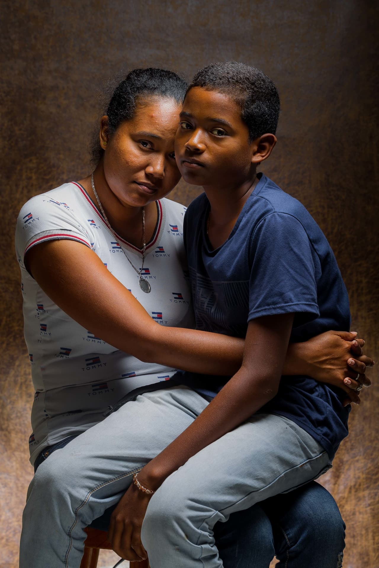 Elsa Murillo con su hijo Miguel Alejandro, de 16 años. Fue diagnosticado en 2007 con Beta-Talasemia mayor, una enfermedad genética que se caracteriza por la anemia severa y que obliga al adolescente a someterse a transfusiones de glóbulos rojos cada tres semanas. "Me pongo triste cuando veo que él pierde el ánimo. A veces me dice que ya no quiere más", dijo Murillo.