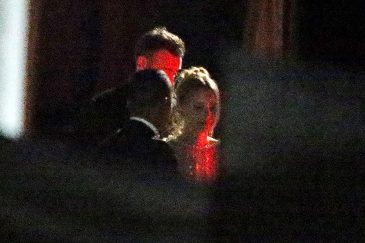 En las imágenes se puede observar parte del elegante vestido que usó la estrella de ‘The hunger games’.