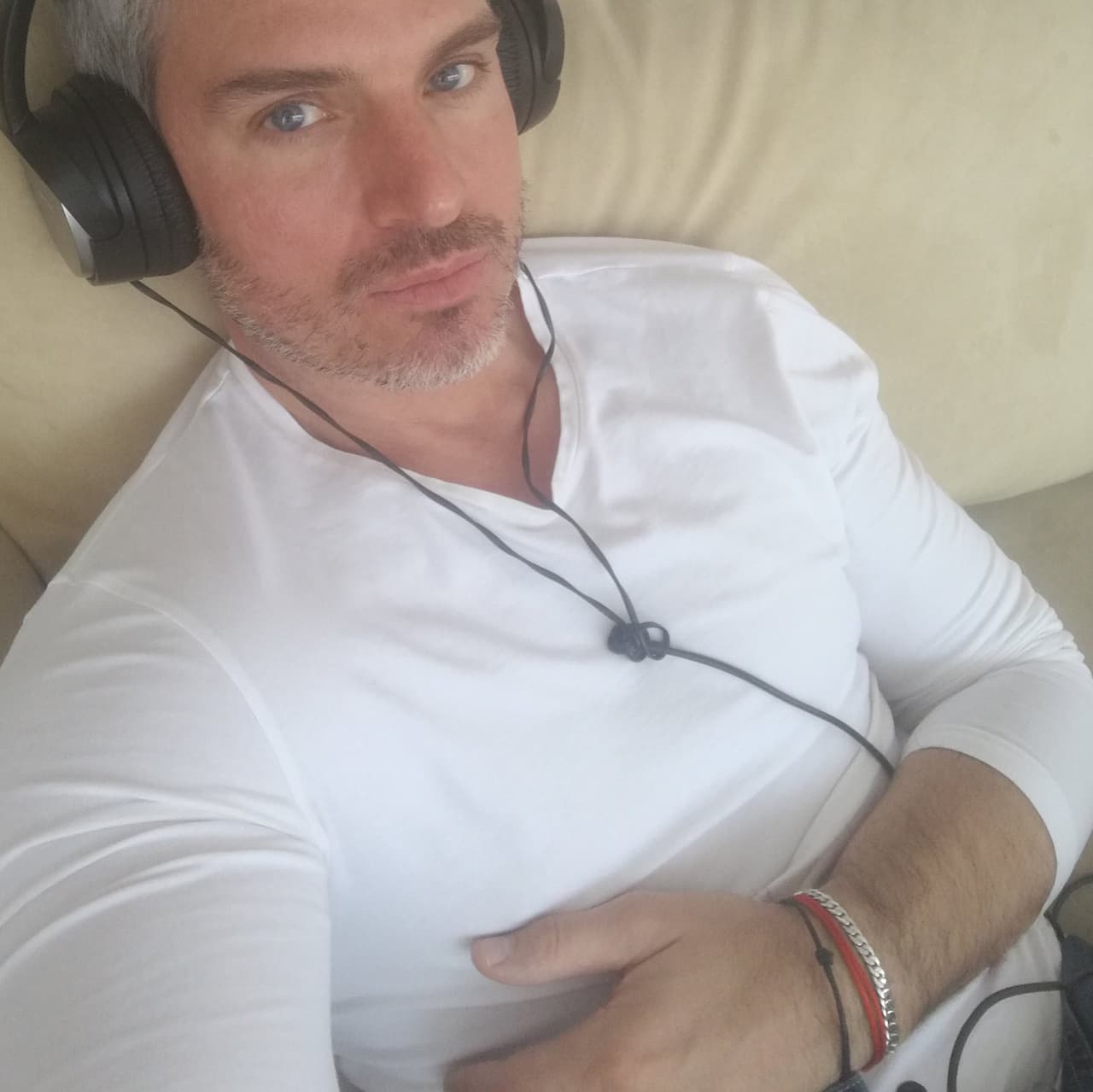 Si no hubiera sido actor ni modelo, le hubiera encantado ser piloto aviador.