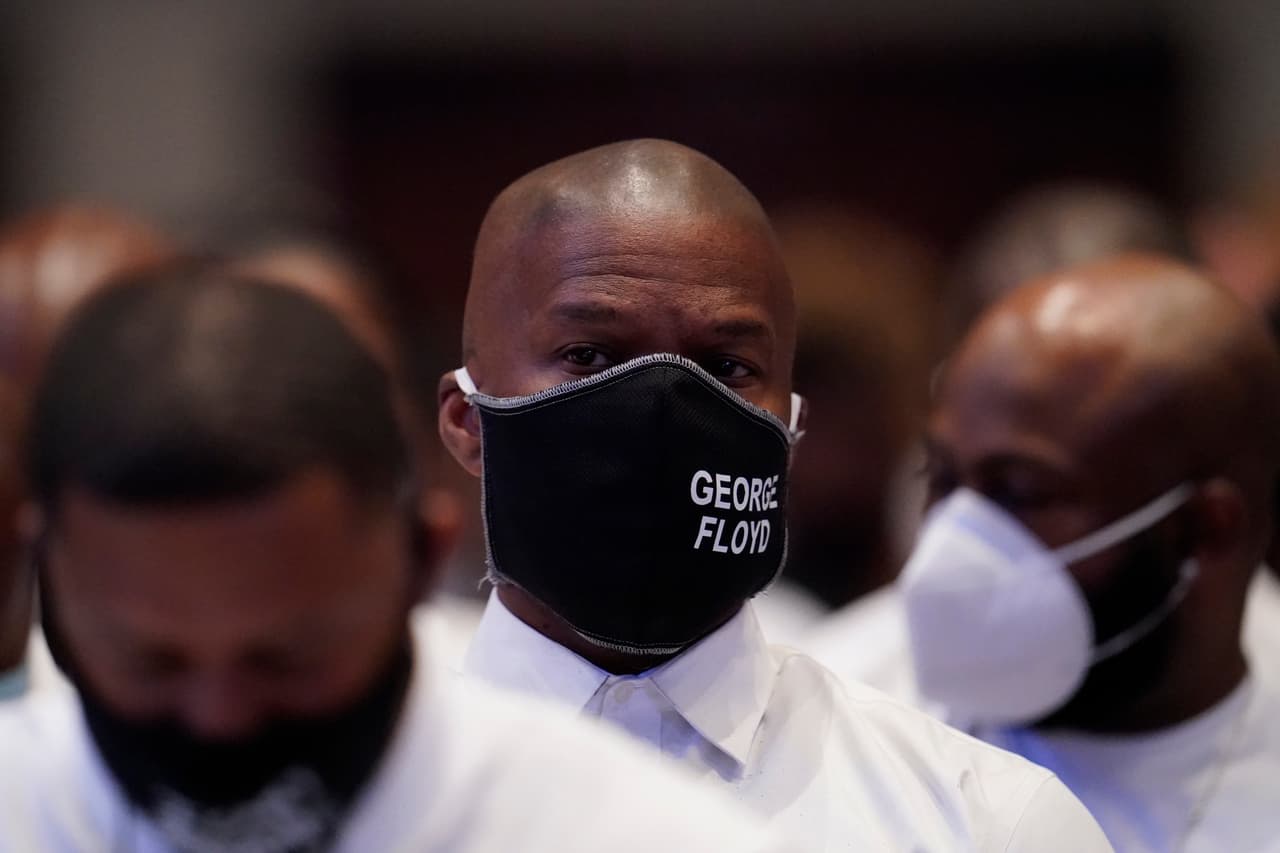 Celebridades del deporte y de Hollywood estuvieron presentes en el último adiós para George Floyd. Figuras como Channing Tatum, Jamie Foxx, Cal y Hannah McNair, Bill O'Brien, Jack Easterby, DC Anthony Weaver, OC Tim Kelly, JJ Watt, DJ Reader, entre otros entrenadores y jugadores atendieron esta tarde en Houston al funeral de George Floyd.
<br>