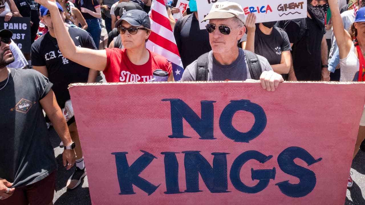 Buscan realizar una nueva protesta 'No Kings’, pero ¿qué opinan los hispanos al respecto?
