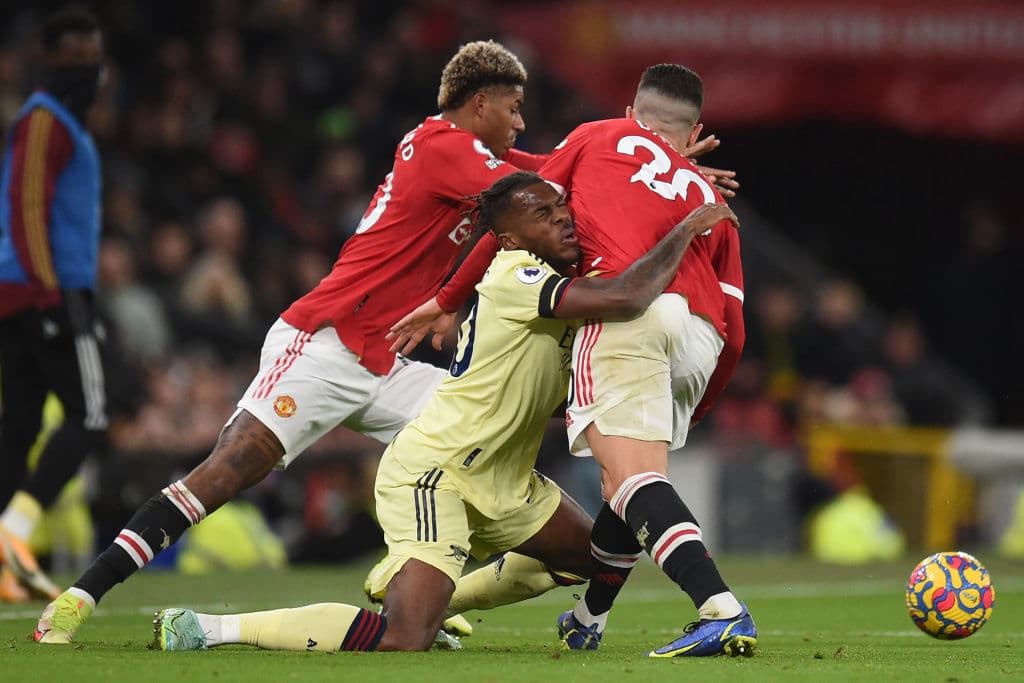 Manchester United se impone al Arsenal 3-2 en un partido emocionante para cerrar la J14 en la Premier League. Emile Smith Rowe, junto con Martin Odeegard anotaron para los Gunners, mientras que para los locales fueron Bruno Fernandes al 44' y Cristiano Ronaldo lució con dos goles, uno de ellos fue penal, para quedarse con la victoria.