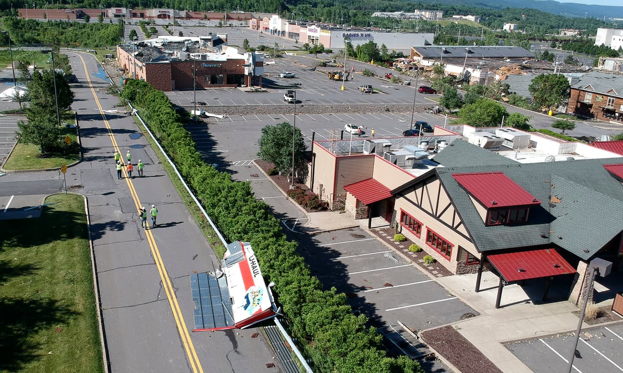 Varios edificios colapsaron y algunos autos se encontraron volcados después de la tormenta