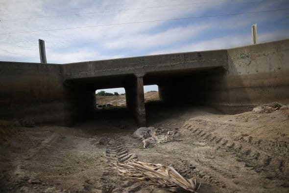 Un canal de riego completamente seco a finales de abril a su paso por Stratford. 