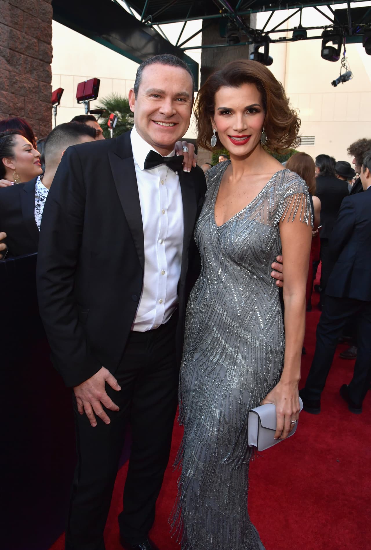 Alan Tacher enfundado en un smoquín negro y en compañía de su esposa Cristina Bernal.
