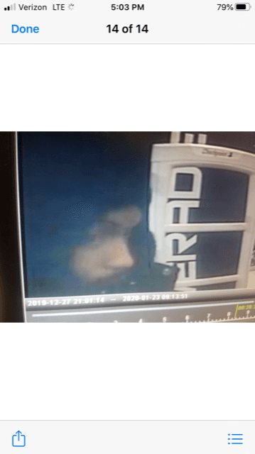 Las autoridades dijeron que el sospechoso llega armado a los lugares, ordena a los empleados que abran la caja fuerte y se llevan el dinero.