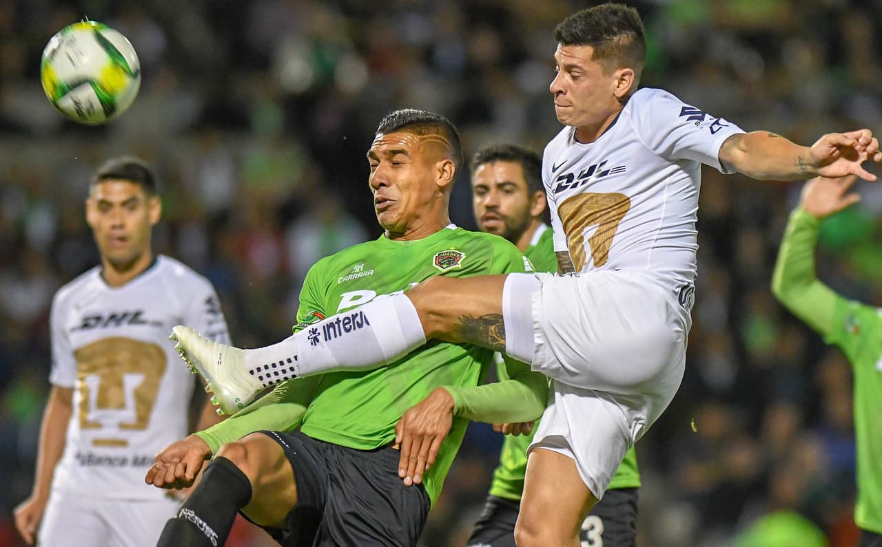 Juan Iturbe de los Pumas con un intento de disparo a puerta, que no tuvo puntería. Los Pumas se iban al descanso con más dudas que esperanzas pese a que el marcador indicaba 0-0.